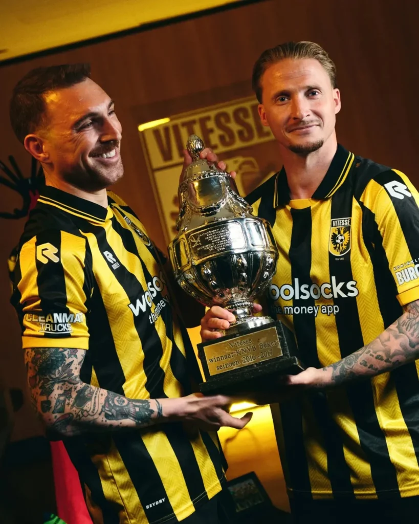 El Vitesse recupera sus camisetas más míticas de los años 90 para 2026-2027
