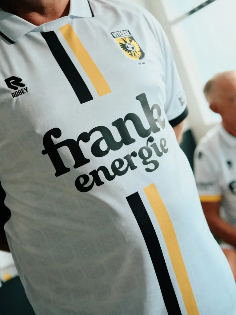 El Vitesse recupera sus camisetas más míticas de los años 90 para 2026-2027