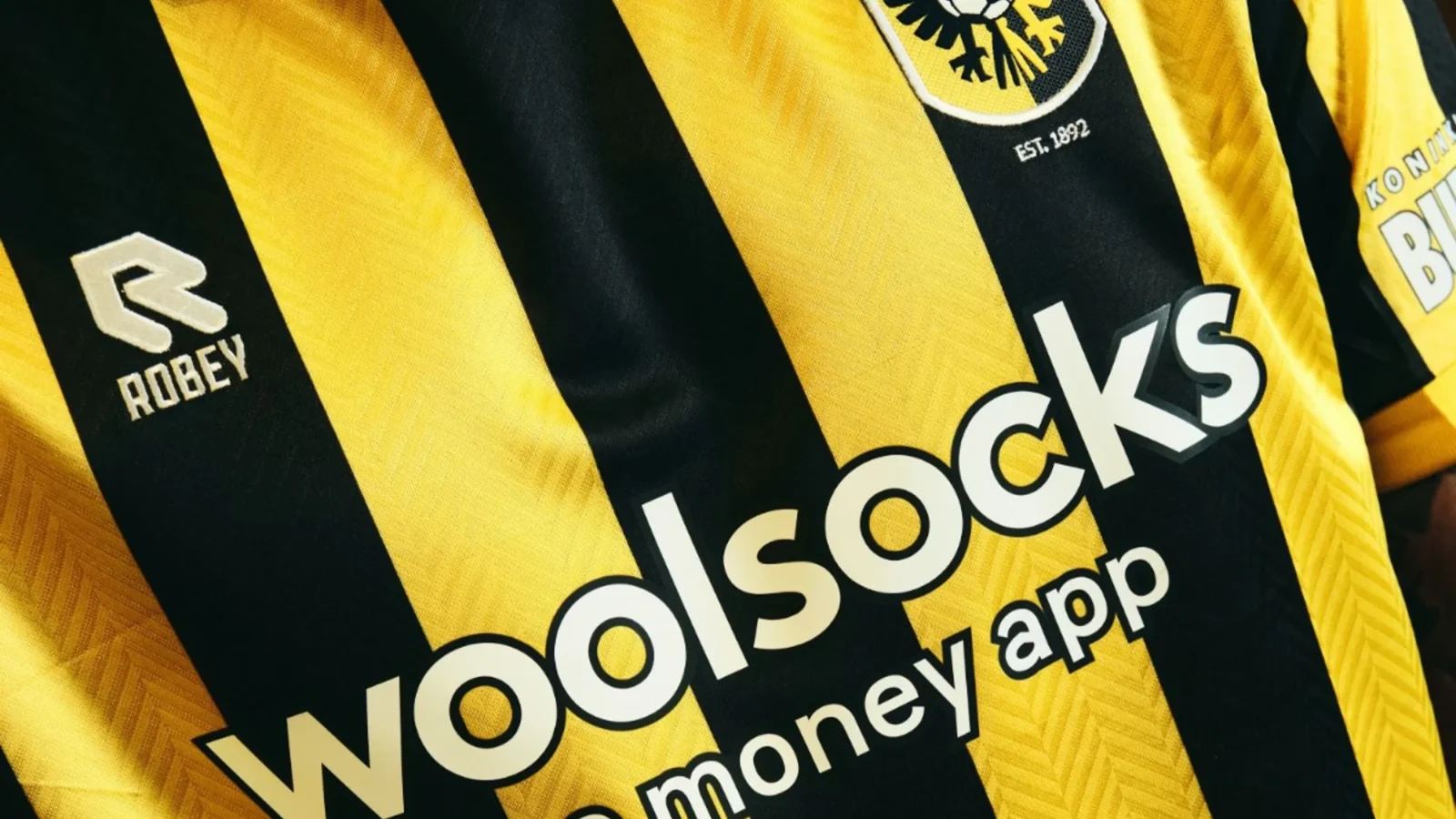El Vitesse recupera sus camisetas más míticas de los años 90 para 2026-2027
