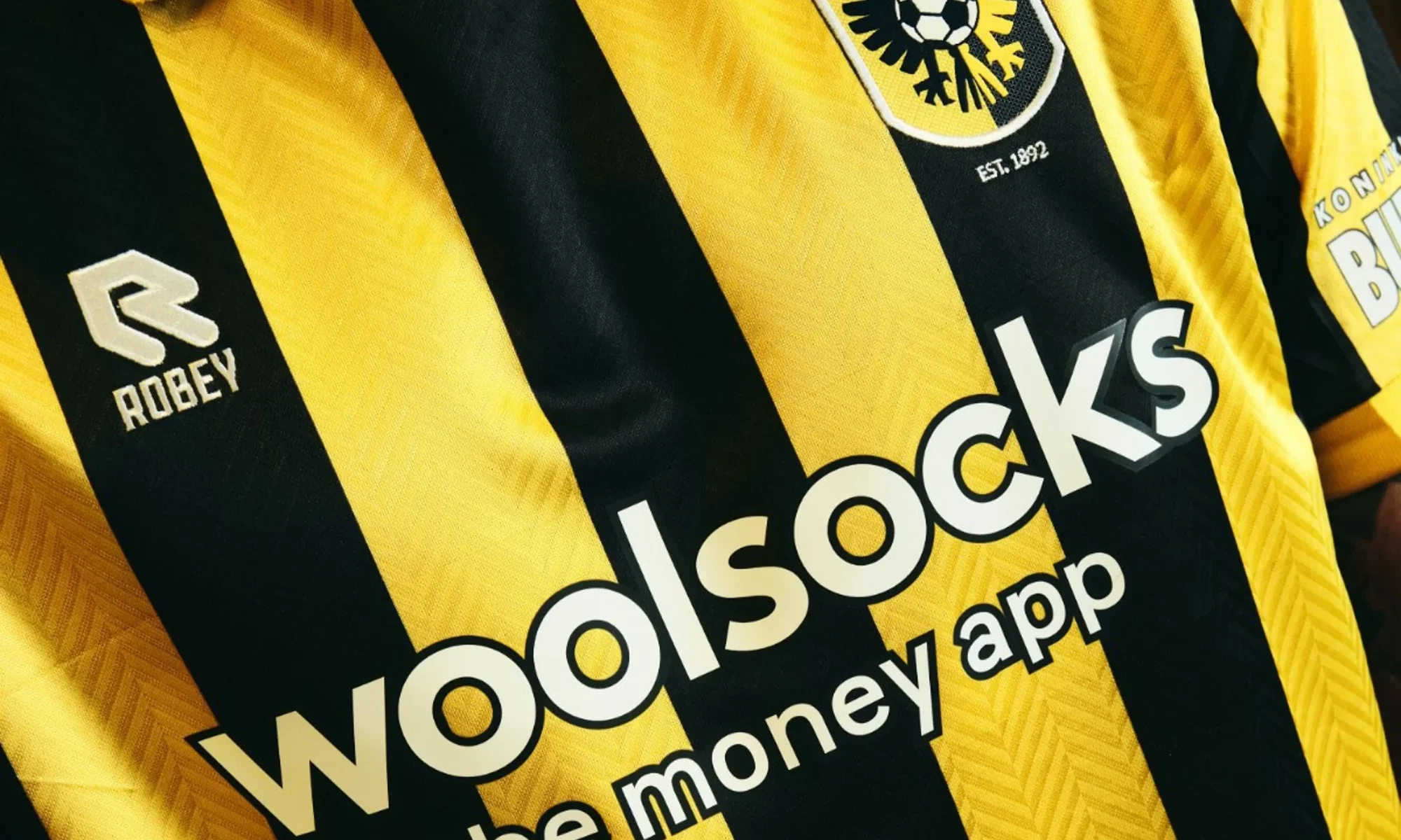 El Vitesse recupera sus camisetas más míticas de los años 90 para 2026-2027