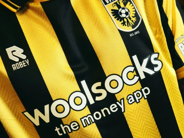 El Vitesse recupera sus camisetas más míticas de los años 90 para 2026-2027