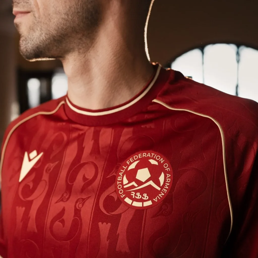 Armenia presenta sus camisetas 2026-2027 inspiradas en manuscritos centenarios