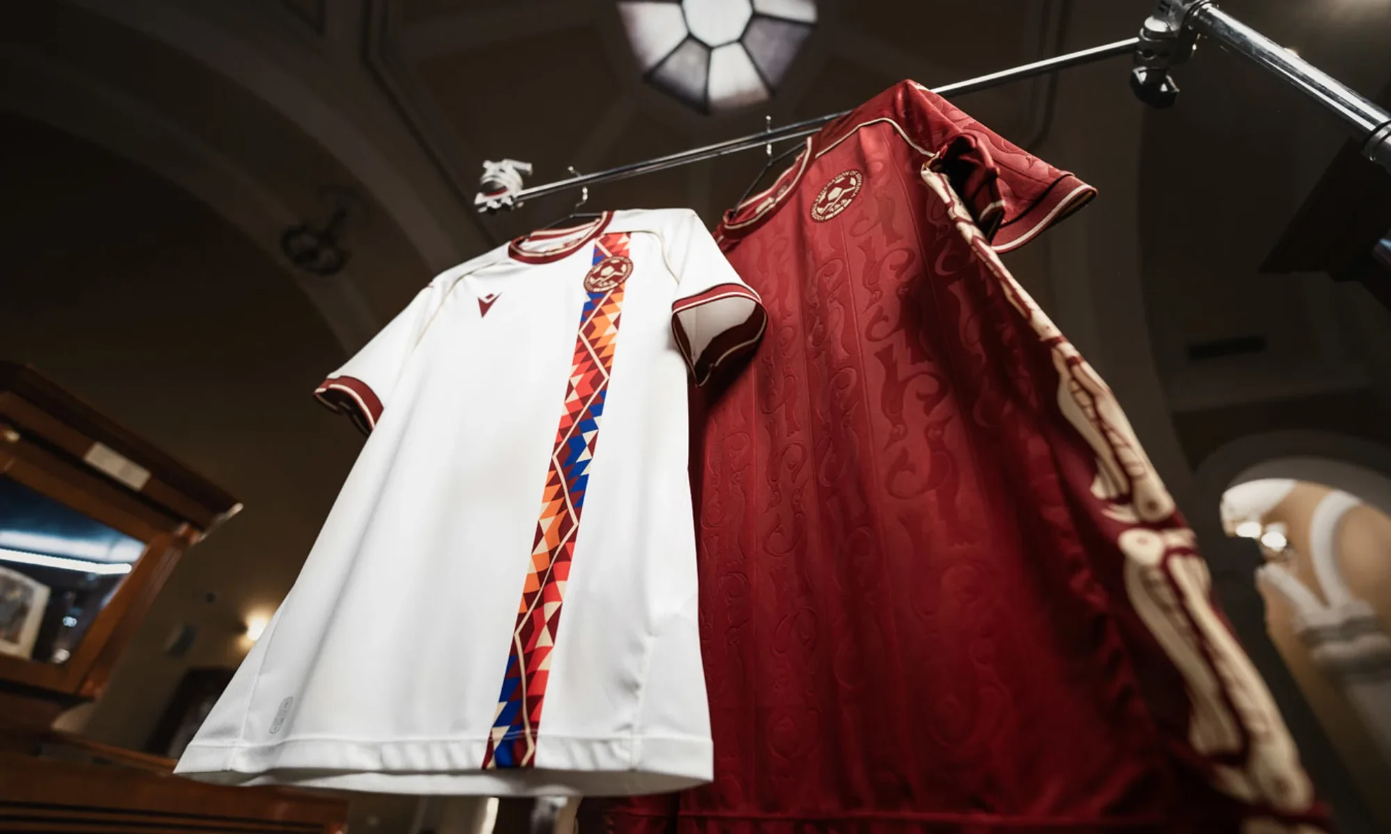 Armenia presenta sus camisetas 2026-2027 inspiradas en manuscritos centenarios
