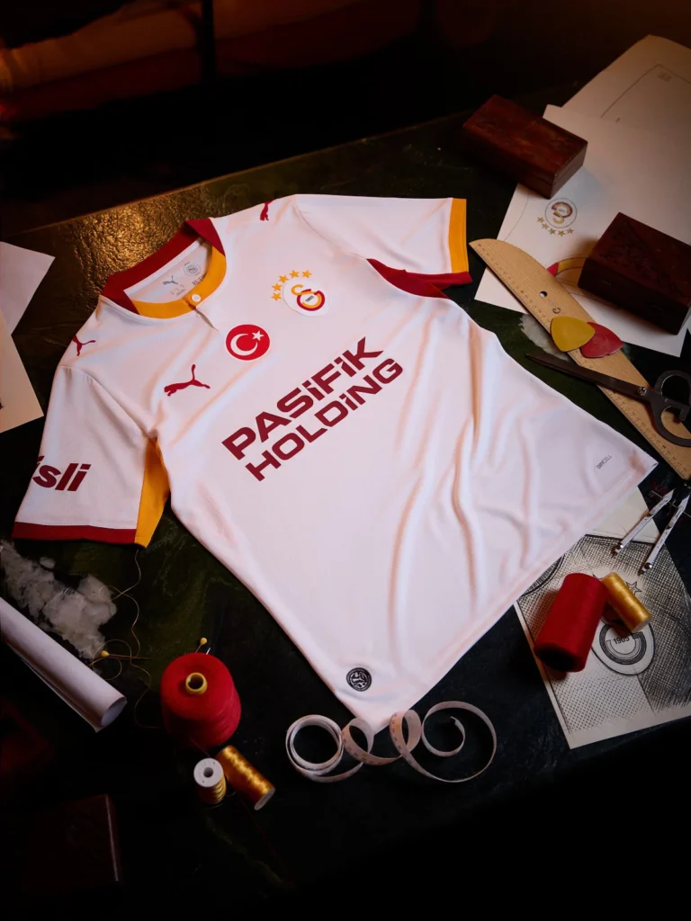 Galatasaray presenta sus camisetas 2026-2027 con cinco estrellas sobre el escudo