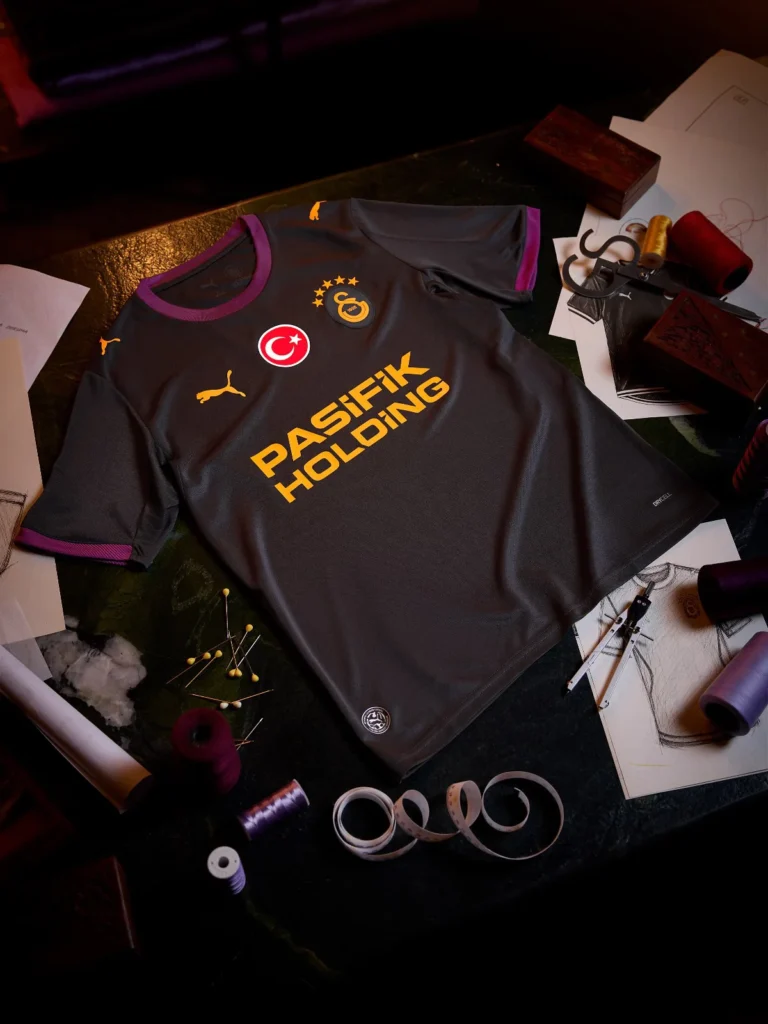 Galatasaray presenta sus camisetas 2026-2027 con cinco estrellas sobre el escudo