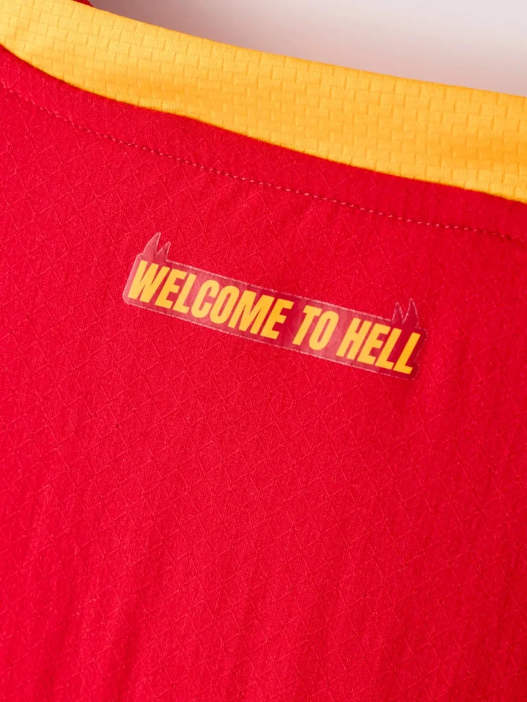 Galatasaray presenta sus camisetas 2026-2027 con cinco estrellas sobre el escudo