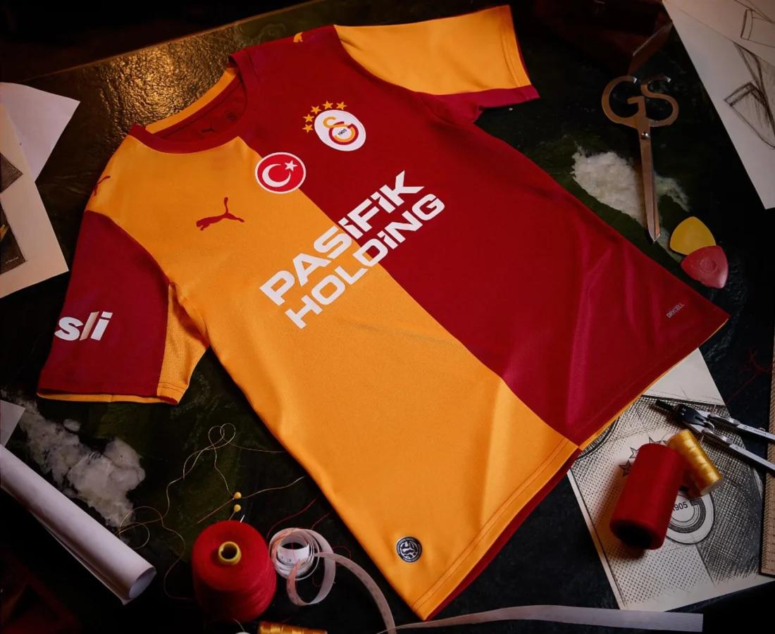 Galatasaray presenta sus camisetas 2026-2027 con cinco estrellas sobre el escudo