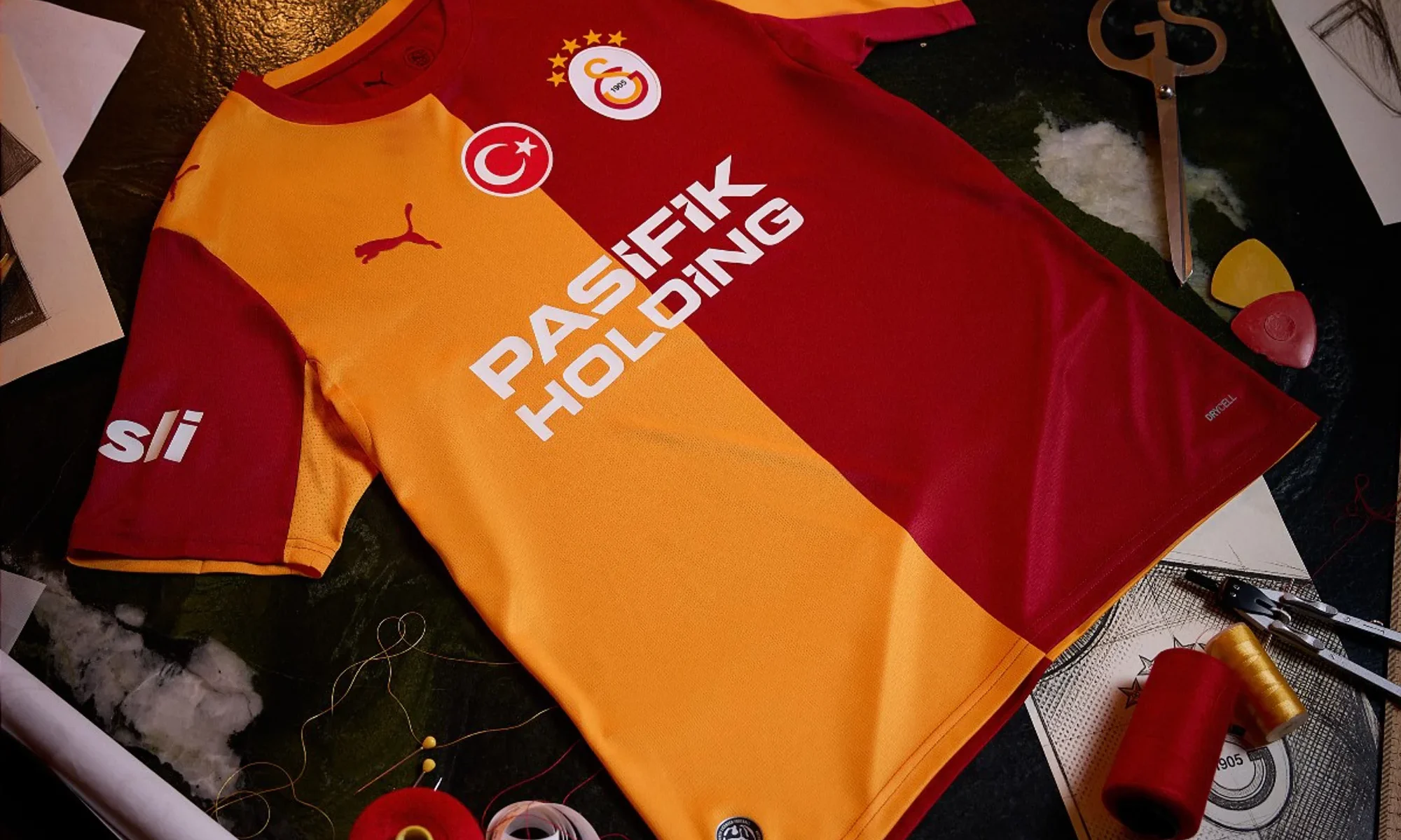 Galatasaray presenta sus camisetas 2026-2027 con cinco estrellas sobre el escudo