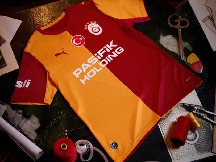 Galatasaray presenta sus camisetas 2026-2027 con cinco estrellas sobre el escudo