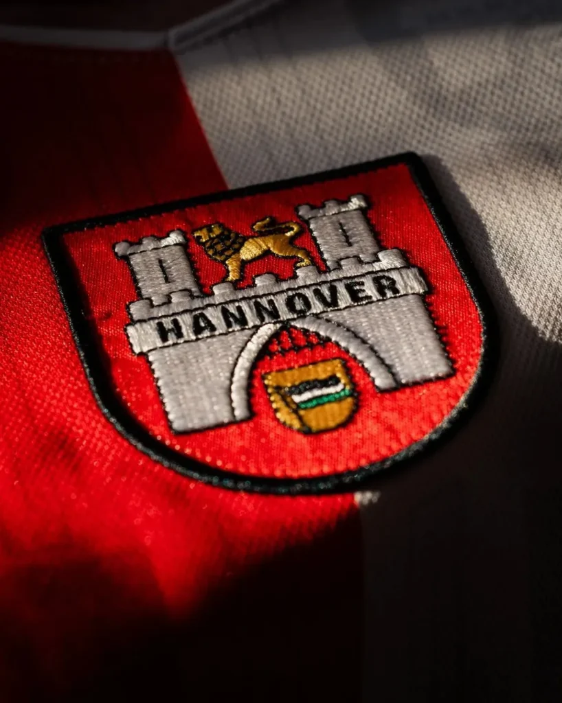 El Hannover 96 y Macron lanzan una camiseta especial por los 80 años de Hannover como capital