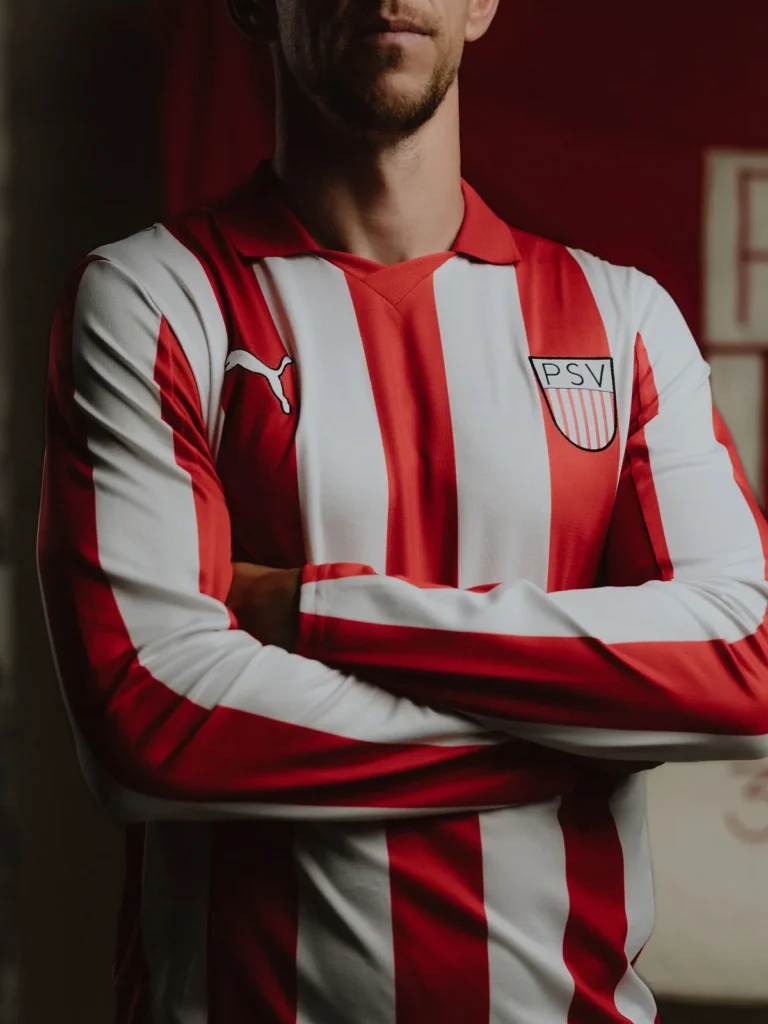 El PSV presenta una camiseta especial en honor a Coen Dillen