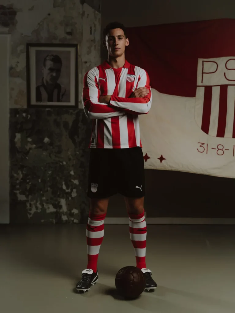 El PSV presenta una camiseta especial en honor a Coen Dillen