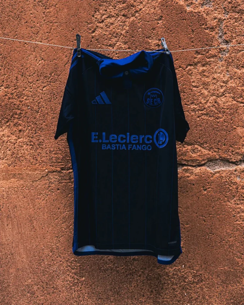 La tercera camiseta del SC Bastia 2026-2027 de adidas se inspira en la temporada 1976-1977