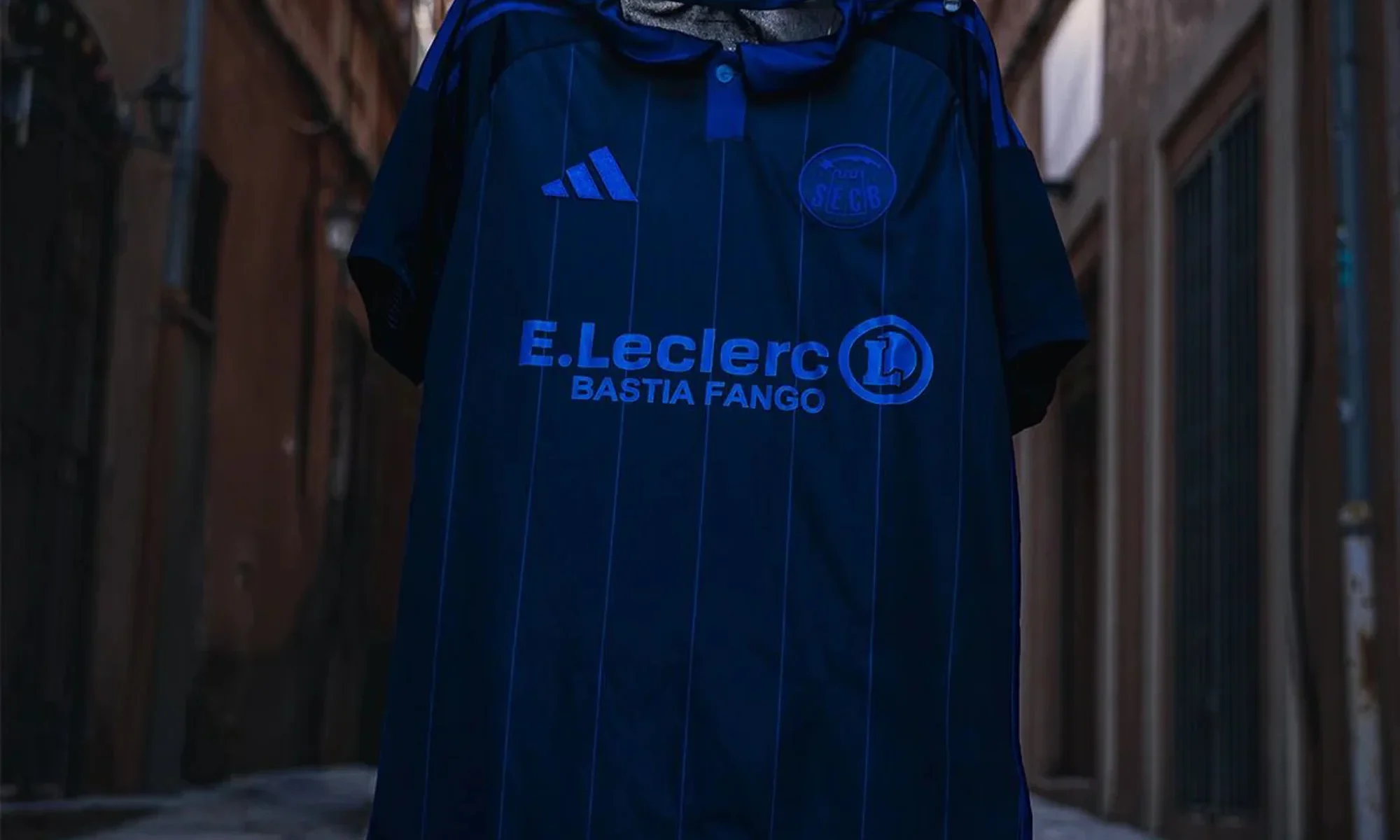 La tercera camiseta del SC Bastia 2026-2027 de adidas se inspira en la temporada 1976-1977