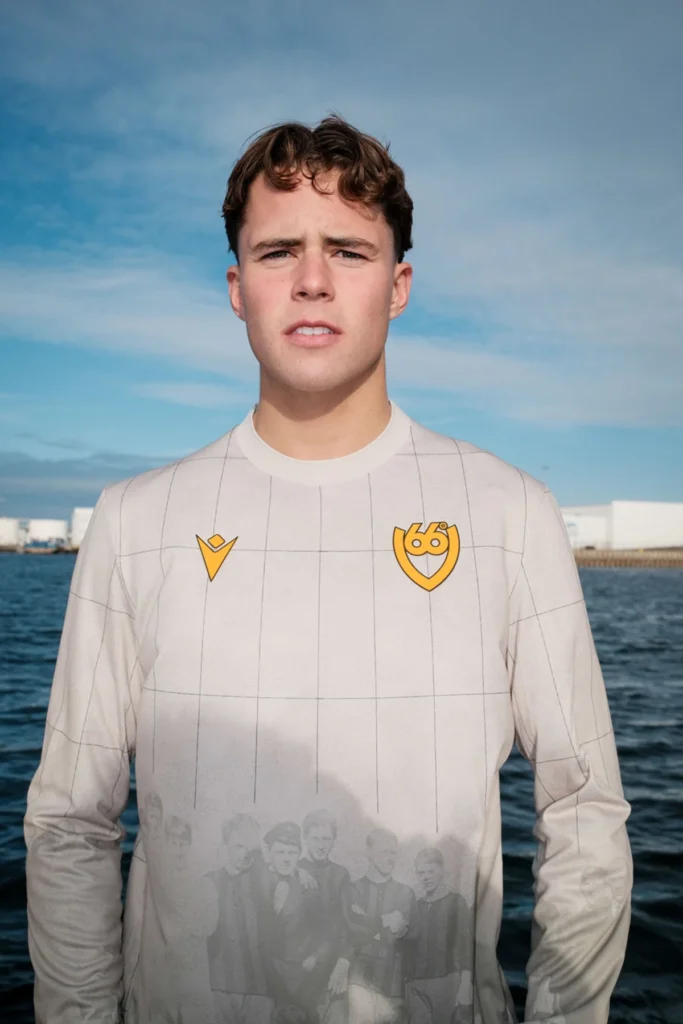 Víkingur Reykjavík, Macron y 66°North lanzan una camiseta solidaria para el portero Ingvar Jónsson