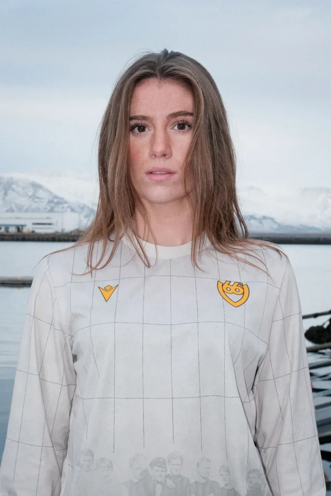 Víkingur Reykjavík, Macron y 66°North lanzan una camiseta solidaria para el portero Ingvar Jónsson